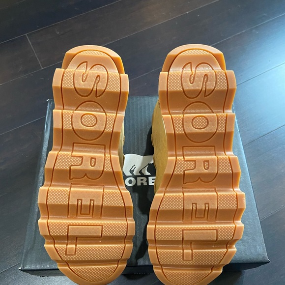 SOREL WOMENS KINETIC CARIBOU WATERPROOF BOOTS IN CAMEL BROWN/ GRAY -NIB - Picture 10 of 16